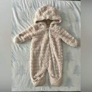 Liv & Lottie Fuzzy Baby Bunting Suit – 9M – Cream